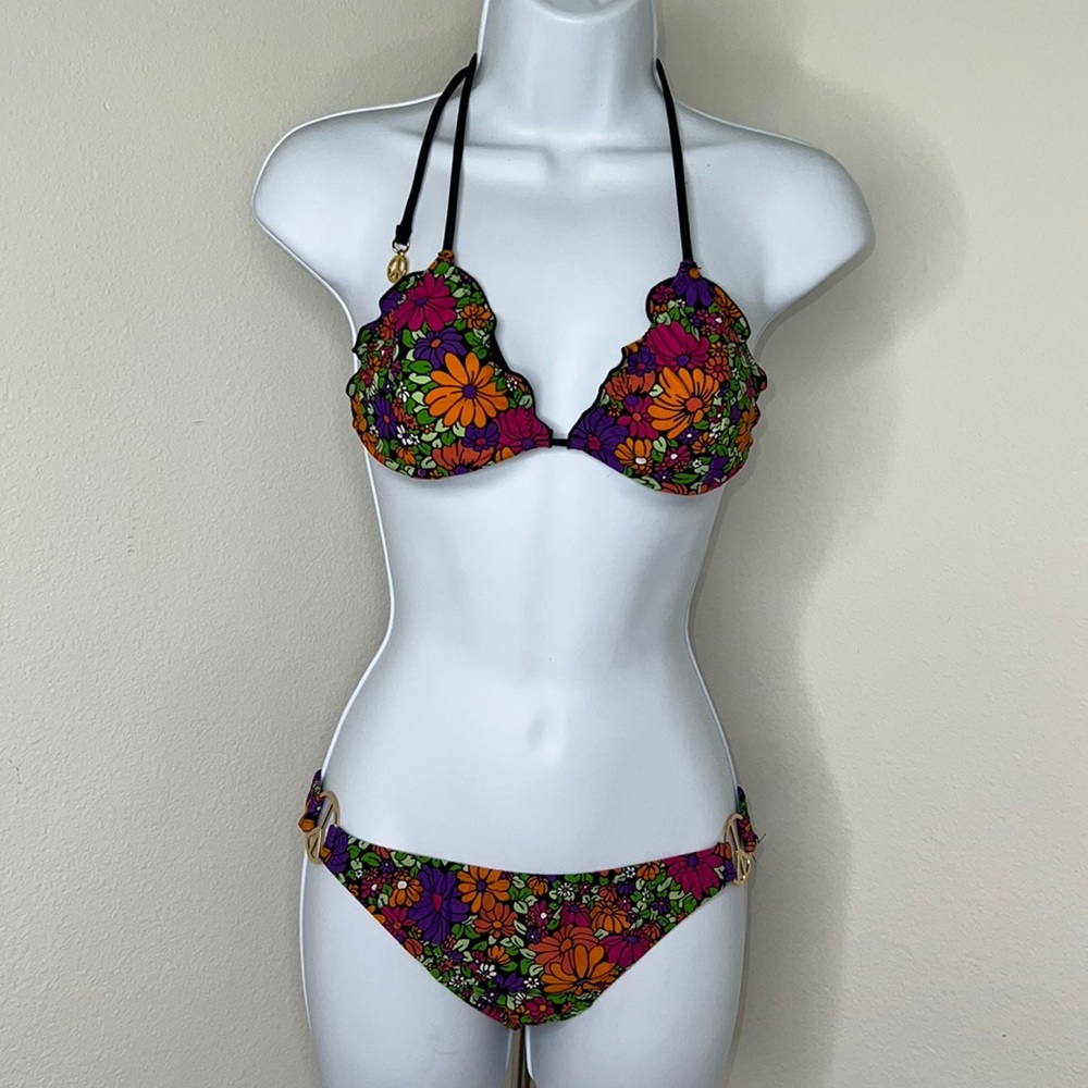 🔹 Shoshanna Floral Print with Peace Sign Hardware